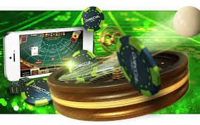 Meja permainan live casino dengan dealer dan kartu yang sedang dibagikan