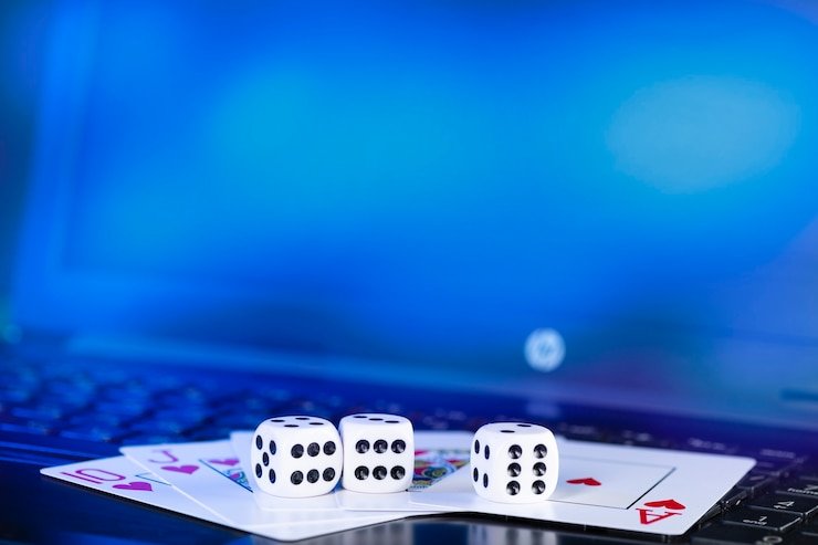 Atlet bulu tangkis Indonesia melompat untuk pukulan smash dalam pertandingan